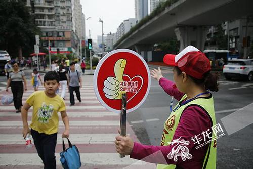 做了5年的"最美文明劝导员" 他给城市文明竖起了大拇指