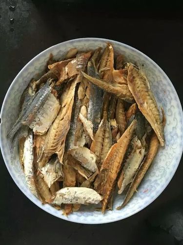 整条巴浪鱼去掉头,两侧的鱼鳞,内脏和鱼刺,也可只掰去头部去掉内脏.
