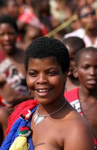 实拍五万裸女欢庆斯威士兰选妃盛典组图