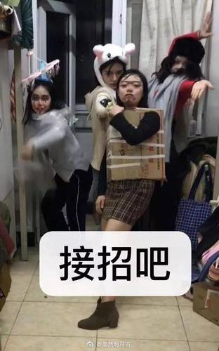 和朋友的自拍照能沙雕到什么程度? 他们用的是我的丑照 一套