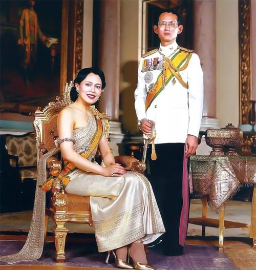 诗丽吉背叛丈夫,然后跪地献花陪笑脸就想了事,老国王说门都没有