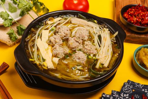 酸菜肉丸砂锅米线 米线