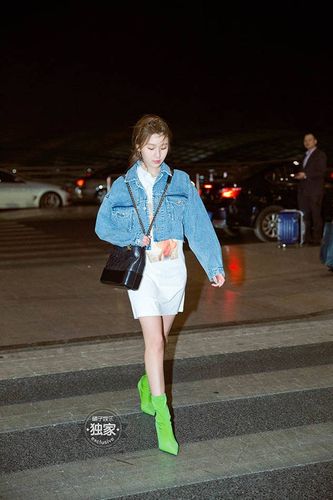 王子璇机场街拍甜笑伊人 俏皮马尾活力十足