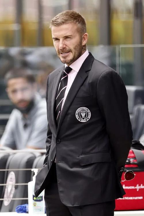 贝克汉姆穿西装亮相球场尽显绅士魅力46岁气场依旧十足