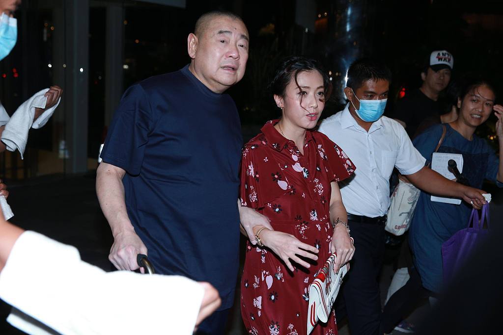 刘銮雄拄拐现身 甘比挺孕肚气色好