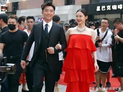 郑恺带苗苗参加活动,苗苗穿红裙像小媳妇,郑恺牵手笑得合不拢嘴