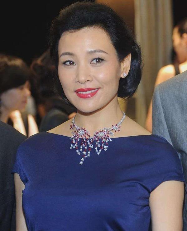 陈冲(joan chen),美籍华裔女演员兼奥斯卡奖评委,身高165cm(51kg)