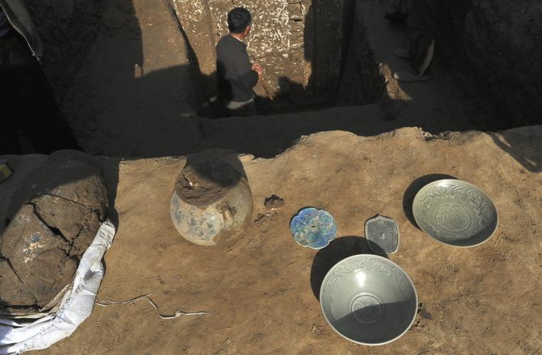 12月8日,考古人员整理从湖北襄樊一座南宋墓中出土的耀州窑刻花青瓷