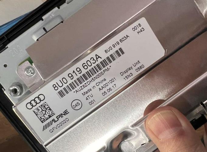 拆解分析奥迪q3和a4l中控显示屏