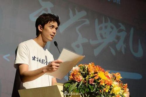 首页 专栏 娱乐文体 国内娱乐   9月3日晚,吴磊在媒体群分享大学生活.