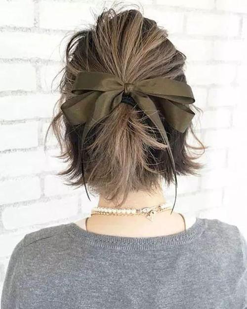 稍微把短发做出层次感和蝴蝶结搭配起来时尚感更强.