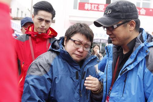 韩红现身与众好友聚会,抽雪茄神情潇洒惬意,动作很霸气