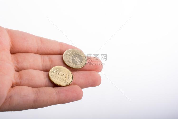 手在白酒园上交钱