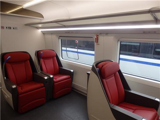图为crh380d型动车组商务舱可旋转真皮电动座椅 除了空间更加宽敞外