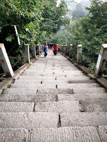 开头的台阶酷似泰山十八盘