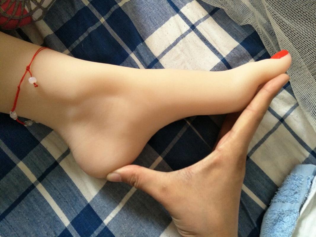 女生的脚丫子为什么都那么小?37码的脚也就是我的巴掌