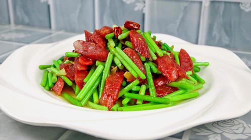 蒜苔炒腊肠怎样做才好吃?大厨教你一招,蒜苔清脆,腊肠鲜香入味