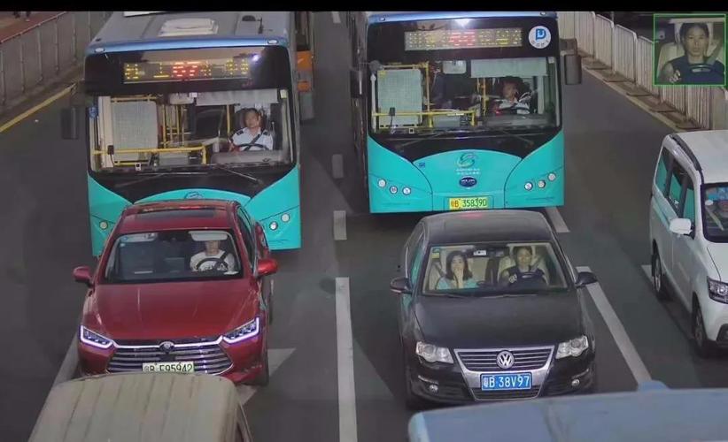 十字路口的摄像头有多高清?交警:摸××都能拍到!