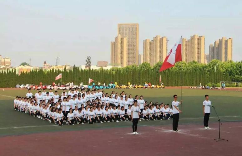 独特队形 每个学院都会有不同的队形排列,电气的"巨轮",计算机的"回车