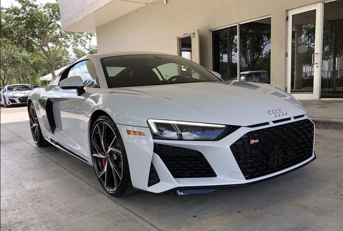 实拍奥迪轿跑r8,v10引擎 宽体车身,动感造型比法拉利帅气!