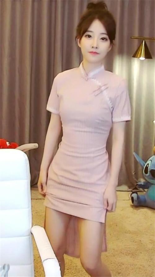 冯提莫穿粉色旗袍,故意拉起裙摆