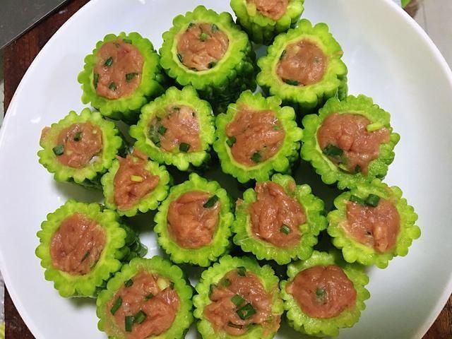 苦瓜虽苦但是营养很高,做成苦瓜肉酿,没有苦味,又香又