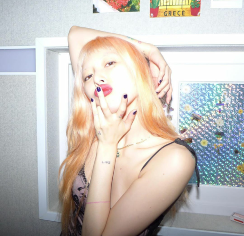 "泫雅 日落橙色"