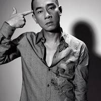 陈小春抽烟头像图片