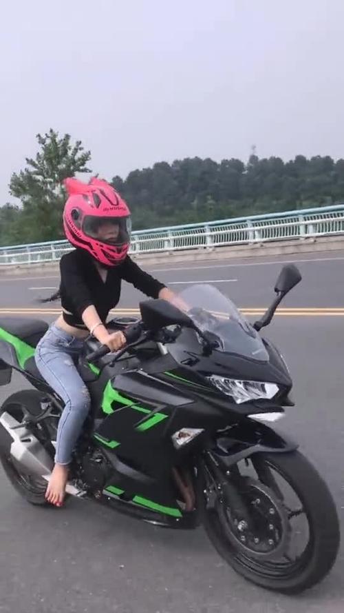 当美女骑摩托车趴下的那一刻尽显完美好身材