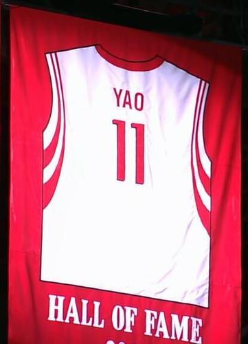 姚明球衣正式退役,11号"yao"永远飘扬火箭主场