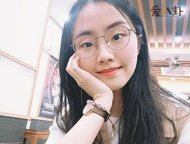 郭沁现状如何她为何要坐在椅子上唱歌