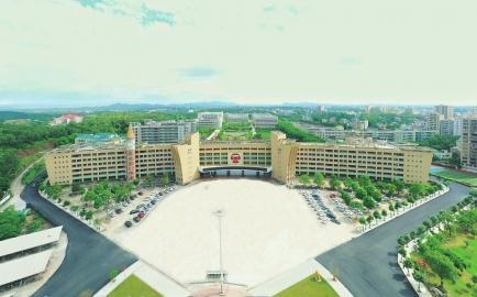 12345678  春风化雨育桃李 团结奋进创佳绩——化州市第一中学2021年