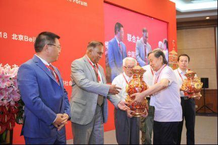 米振雄大师向斯里兰卡驻华大使捐赠景泰蓝"财富尊"