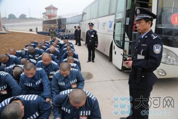 河南三门峡监狱搬迁 押送犯人场面壮观 历史性搬迁终结