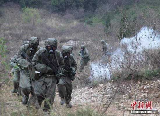 组图:解放军侦察兵穿全套防护服训练