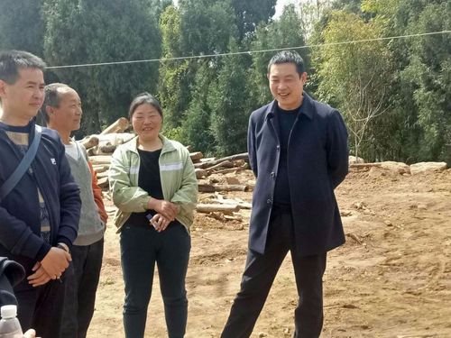 剑阁县梁赛副县长调研茶坪村的产业发展和检查聚居点建设