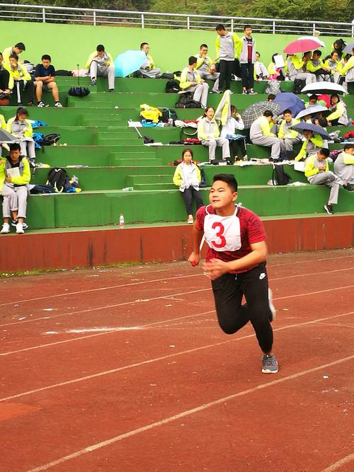 2018年运动会比赛场景照