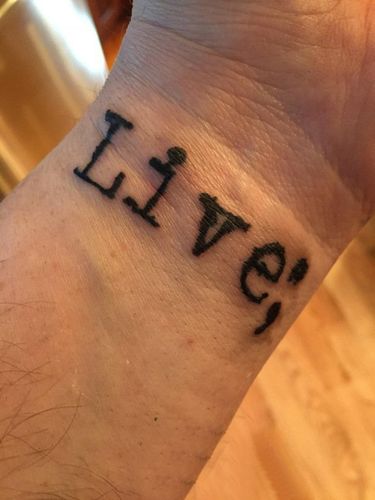 花体英文纹身 男生手腕上花体英文纹身图案