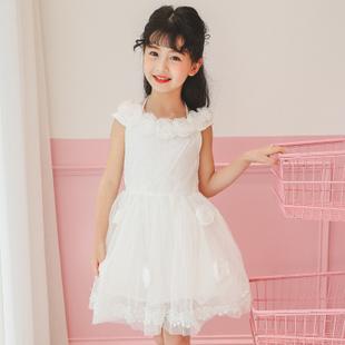 可爱的小女生穿白色的连衣裙小女孩连衣裙