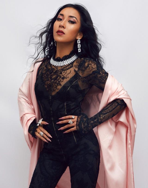 吉克隽逸新造型真惹火穿蕾丝连体衣配浴袍个子不高比例却很好