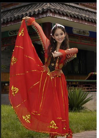 这是古力娜扎刚出道时候的活动装扮