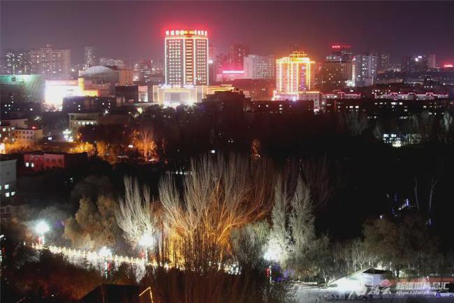 11月24日拍摄的哈密市夜景.石榴云/新疆日报记者蔡增乐摄