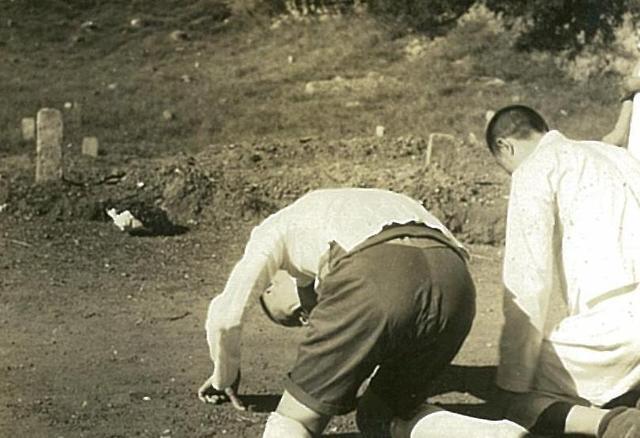女人下跪,男人磕头!1939年日本人将镜头对准了我国的中元节!