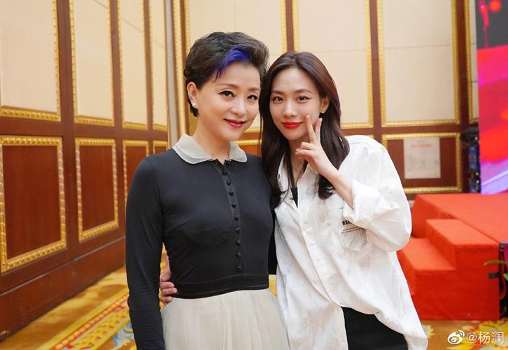 杨澜晒与张雨绮黄圣依等合影 赞姐姐们是人生赢家