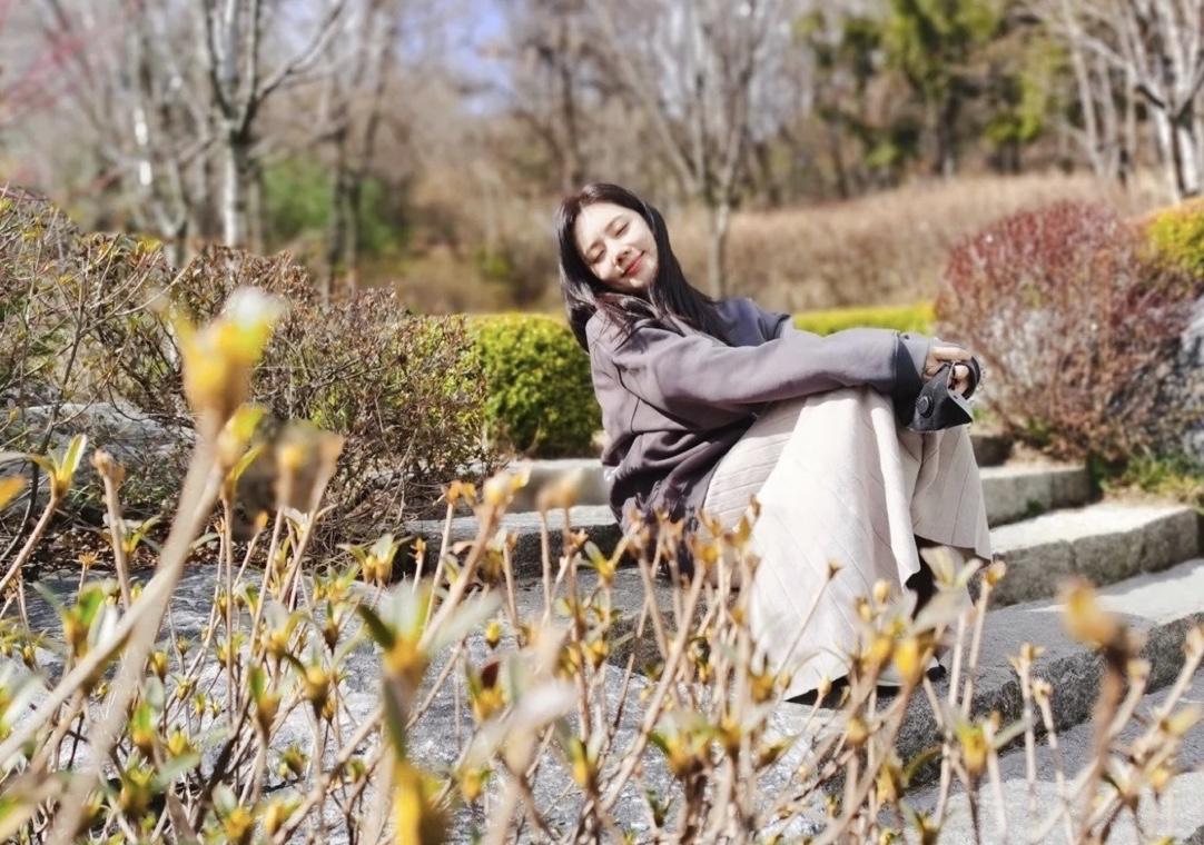 原创"品如"秋瓷炫晒春日美照,穿卫衣配半身裙,素颜都美成这样
