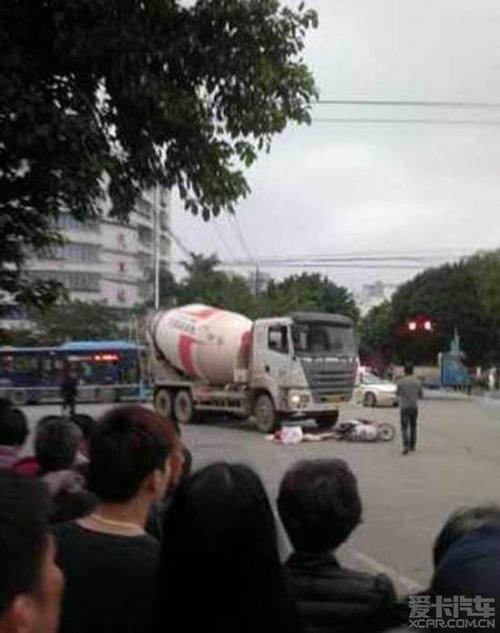 女子被水泥车拦腰碾断成两截