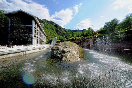 潭瀑峡景区不仅是自然山水风景区,也是普法教育基地.