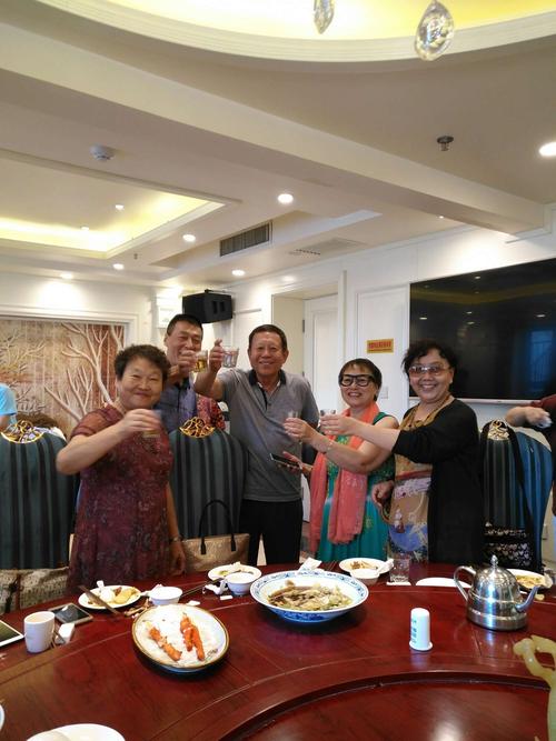 右二是活跃热情的哈市知青刘占荣大妹子