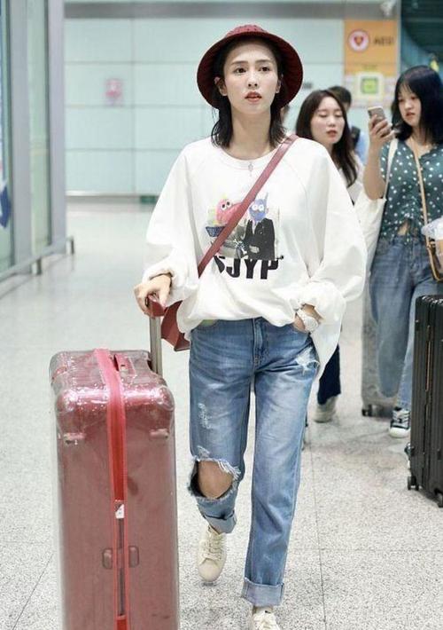 白鹿的模特身材真吸睛,白色卫衣搭配牛仔破洞裤,双腿太细了