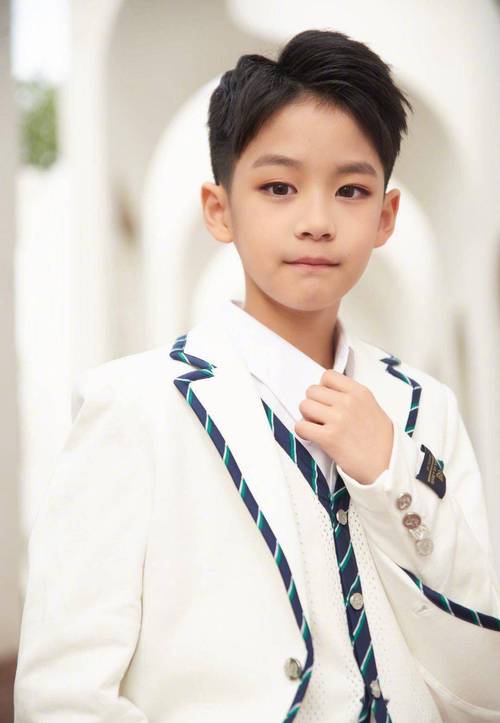 曹颖儿子穿裙装走秀,扮相太美被认错性别,曾获赞"最帅星二代"